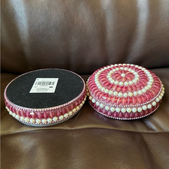 Gorgeous pink and white beaded case. Use as decoration or for favorite jewelry. - Picture 2 of 5